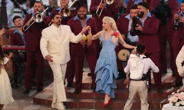 Gaya Ikonik Bad Bunny Di Acara Super Bowl Halftime Show 2026