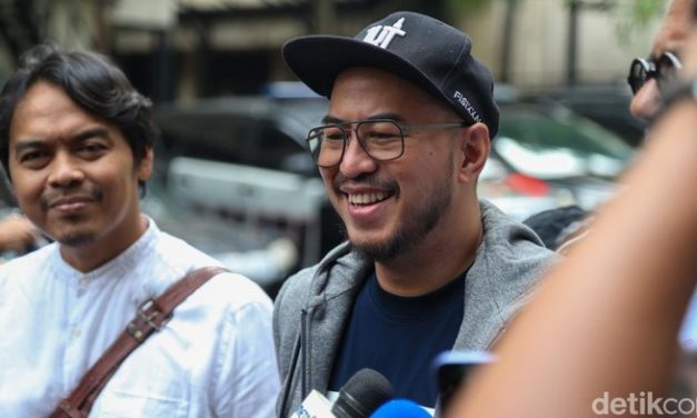 Panji Pragiwaksono Seorang Komedian, Kreator Dan Pemikir Kritis