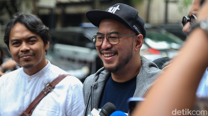 Panji Pragiwaksono Seorang Komedian, Kreator Dan Pemikir Kritis