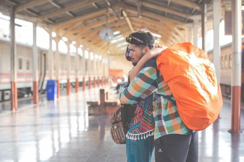 3 Cara Jaga Kedekatan dengan Anak yang Merantau di Kota Lain